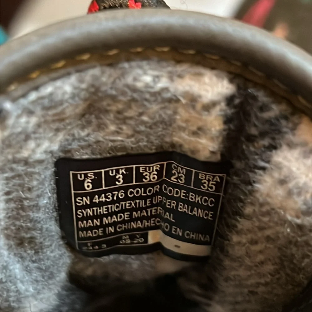 Size 6  Skechers Boots - Picture 8 of 8